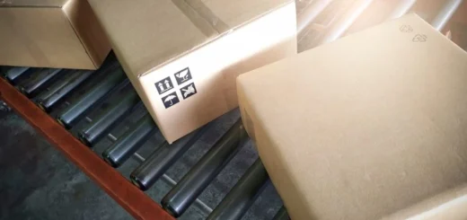 Taśma przenośnika rolkowego utrzymuje przesuwanie się pudełek