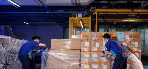 Terminal cargo lotniczego używa zamkniętej pętli plastikowych arkuszy