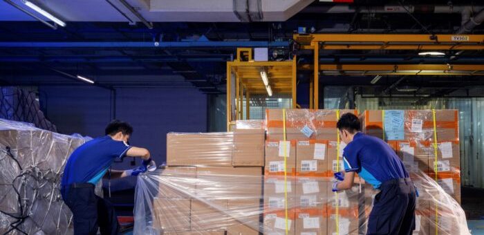 Terminal cargo lotniczego używa zamkniętej pętli plastikowych arkuszy