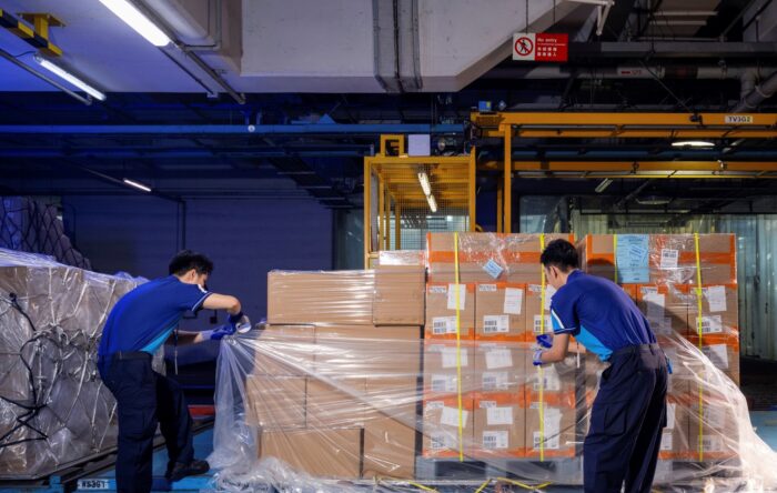Terminal cargo lotniczego używa zamkniętej pętli plastikowych arkuszy