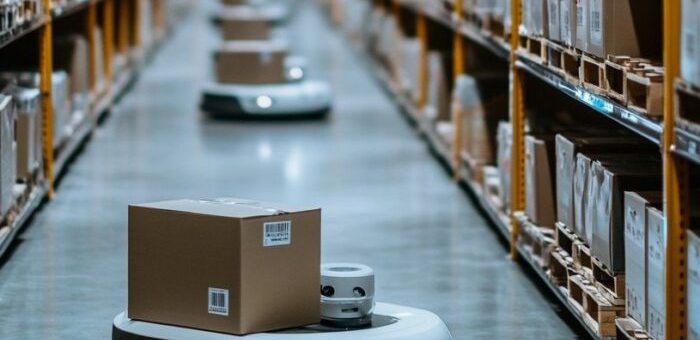 Nowe magazyny: opcjonalni ludzie/roboty skoncentrowane
