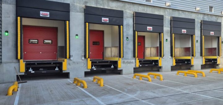 Załadunkowe rampy zainstalowane dla nowego centrum dystrybucji